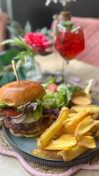 Instagram post from 100_patates. This post is in position 10.